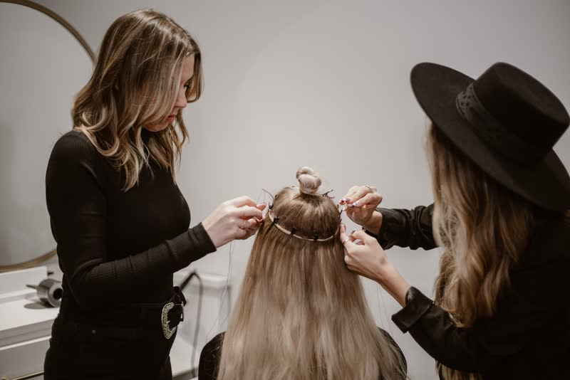 Lena und Mara arbeiten gemeinsam an Extensions