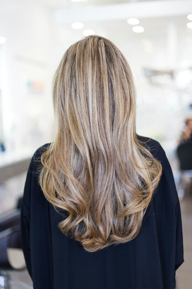Rückansicht langer blonder Balayage-Wellen
