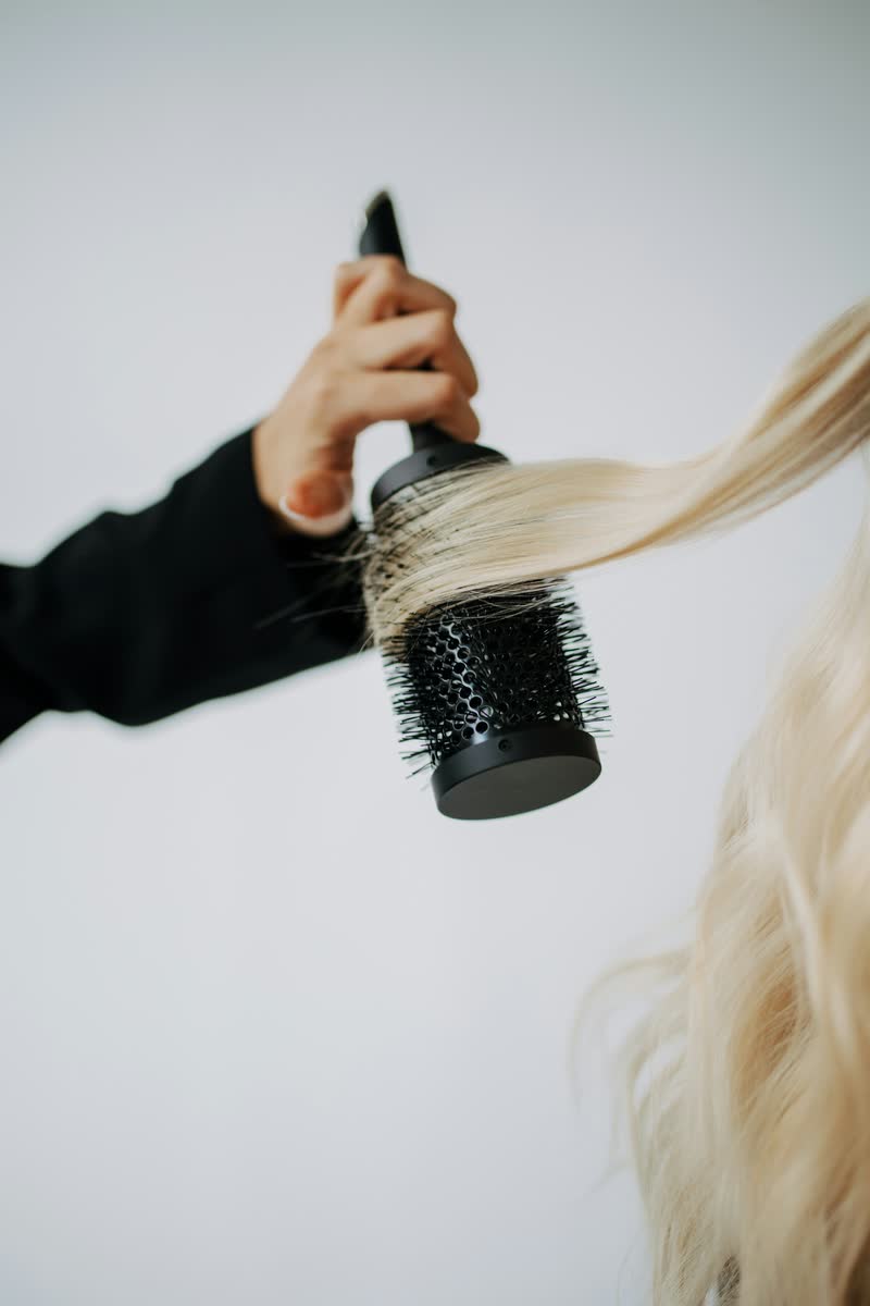 Blow-out Styling mit Rundbürste