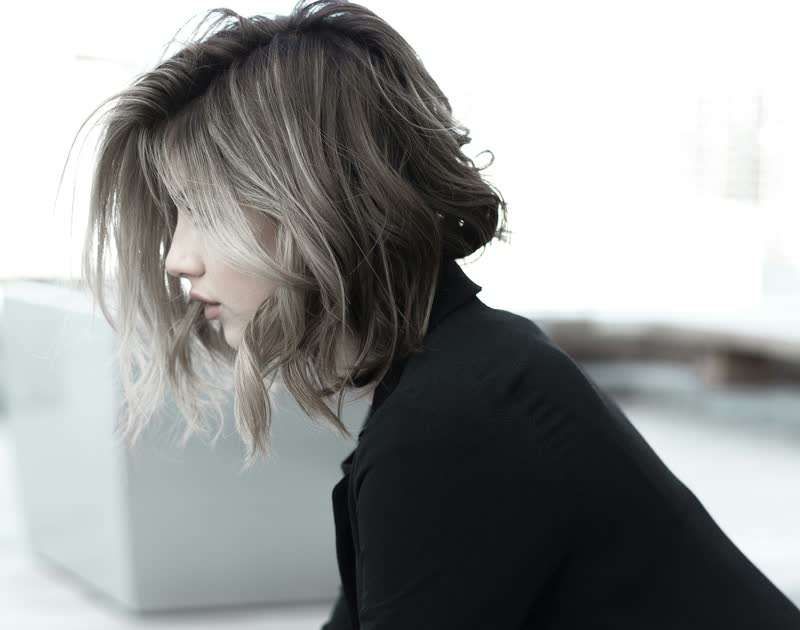 Aschblonder Long Bob im Profil