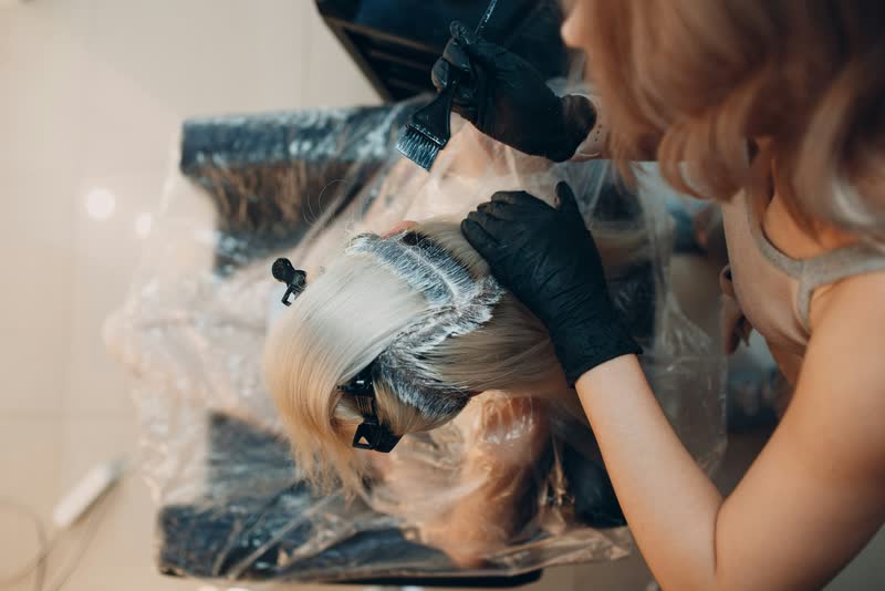 Emilia beim Auftragen einer Haarfarbe